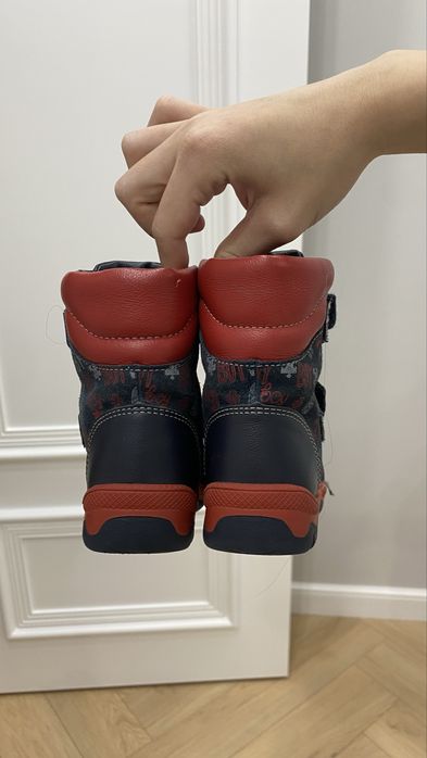 Отдам даром коляску и обувь для мальчика