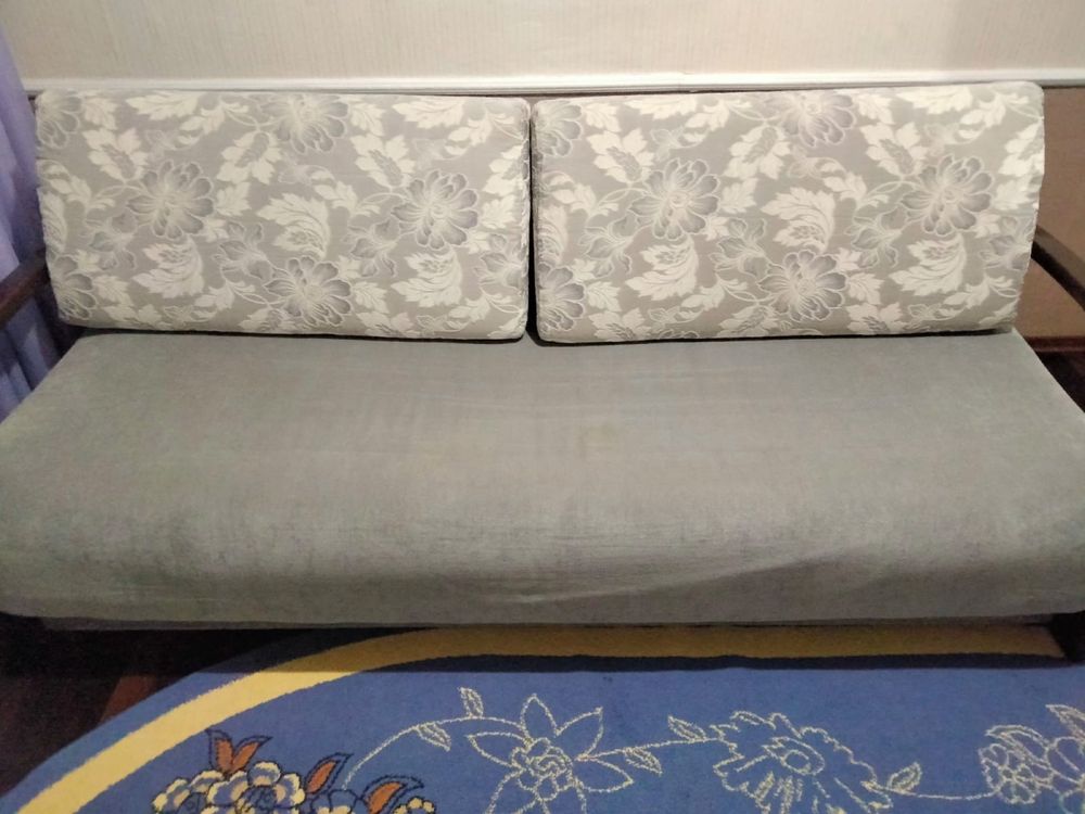 Мягкий диван с большими подушками
