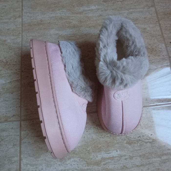 Ghete imblănite roz diferite mărimi 50 lei