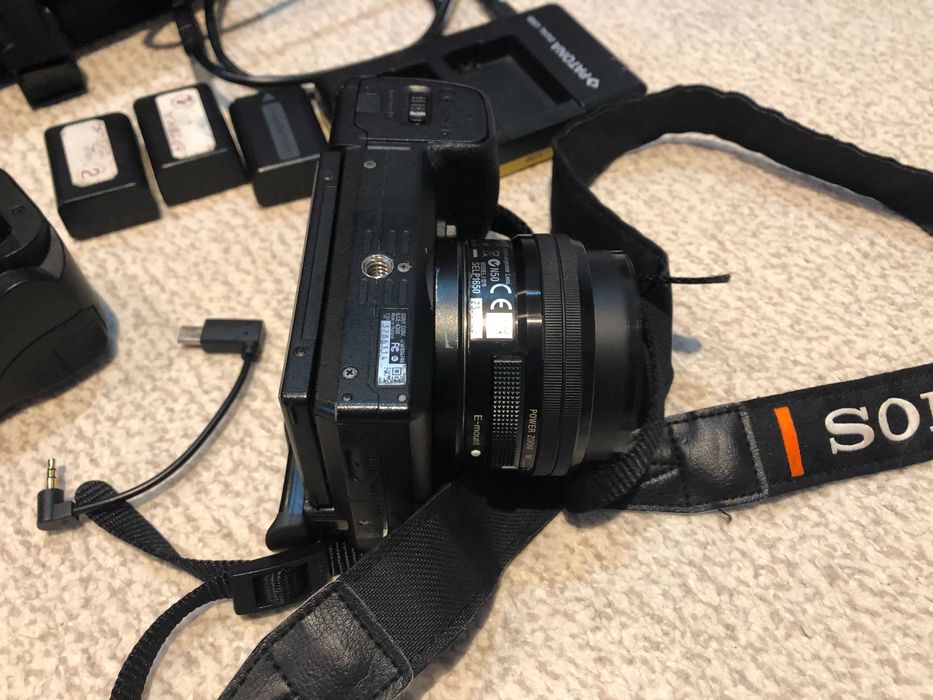 Sony A6300 cameră mirrorless 4K + 3baterii +incarcator rapid + Grip