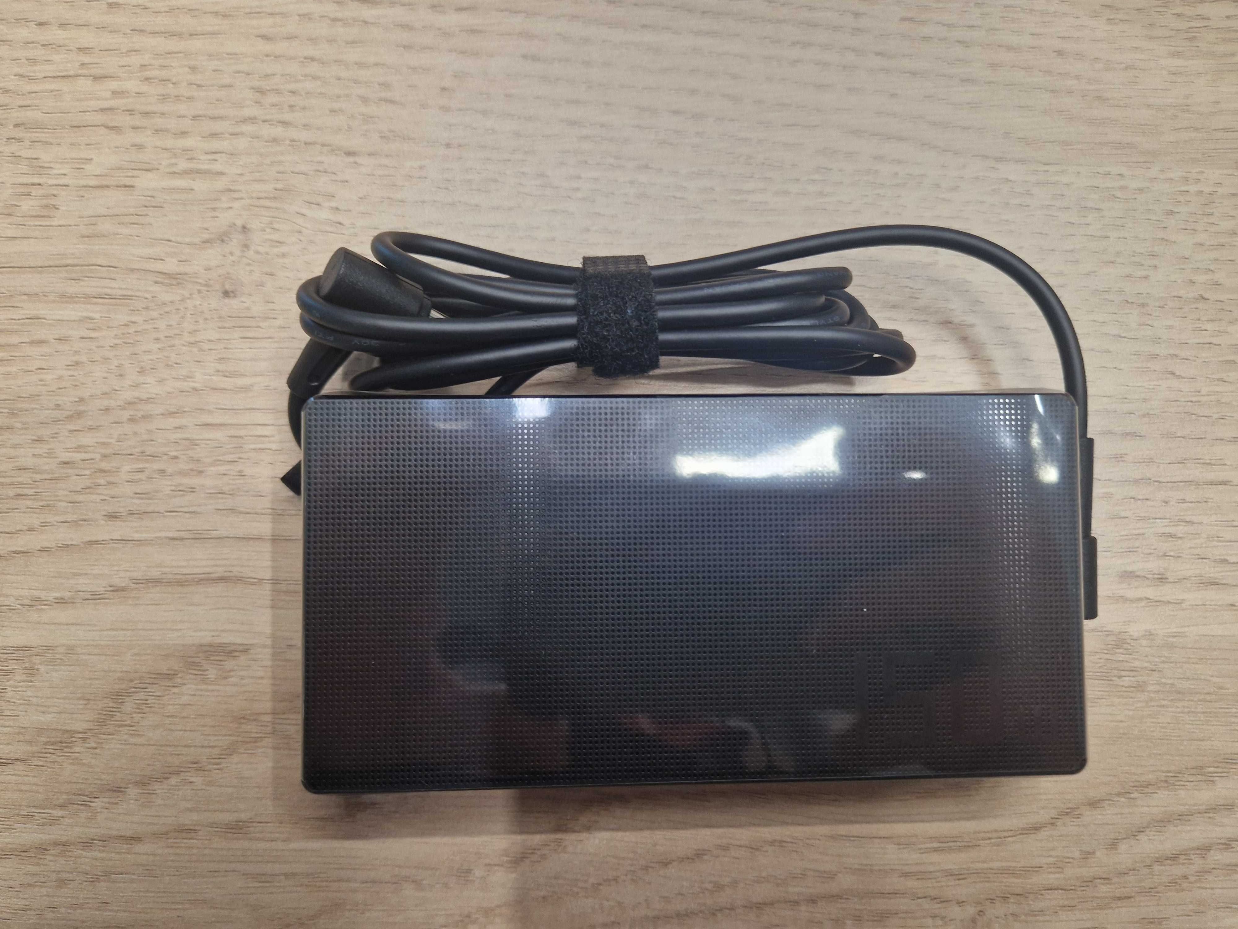 ASUS захранващ адаптер/инвертор Вътрешен 150 W Черен