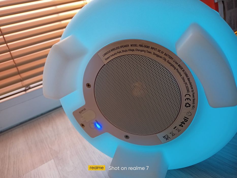 Охладител за вино с вградена колонка и RGB подсветка