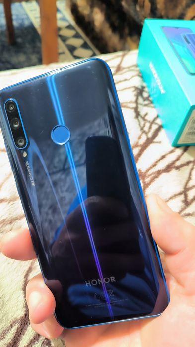 Неразличим от нов Xiaomi 11 lite 5g, Honor 20 lite