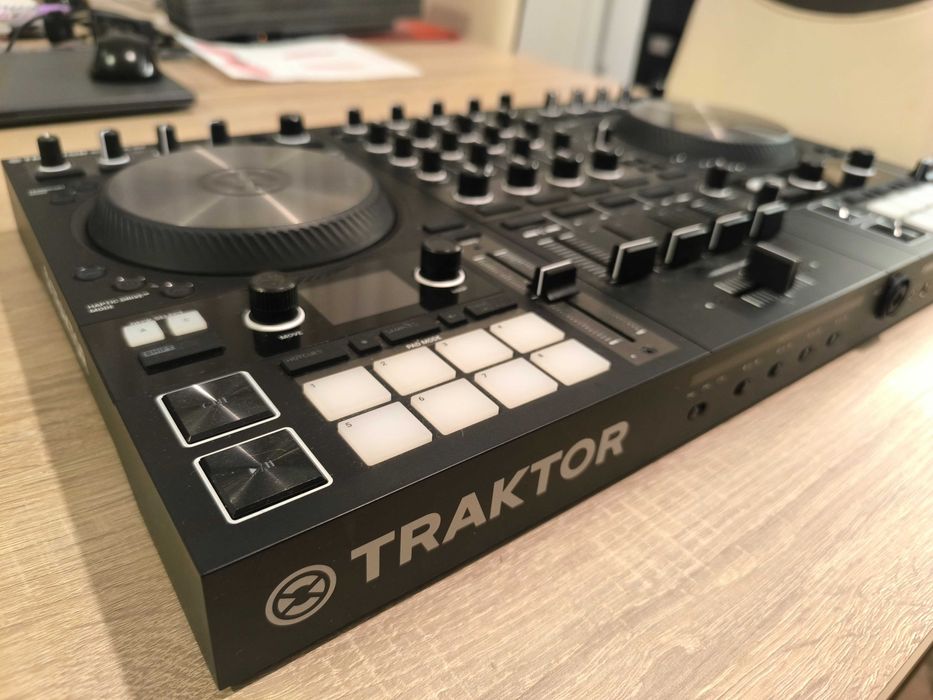 De vânzare consolă Traktor kontrol S4 mk3