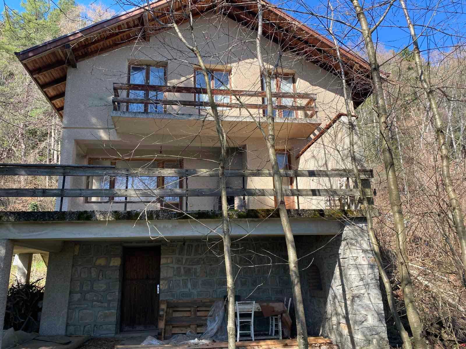 с.бистрица  масивна къща с двор