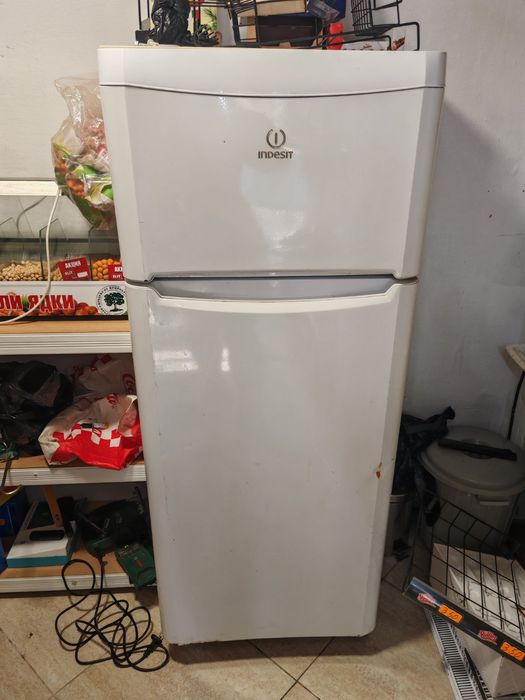 Хладилник със камера индижит