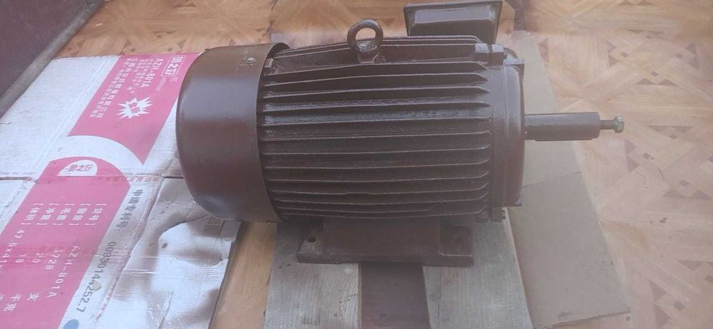 Vând motor electric trifazat