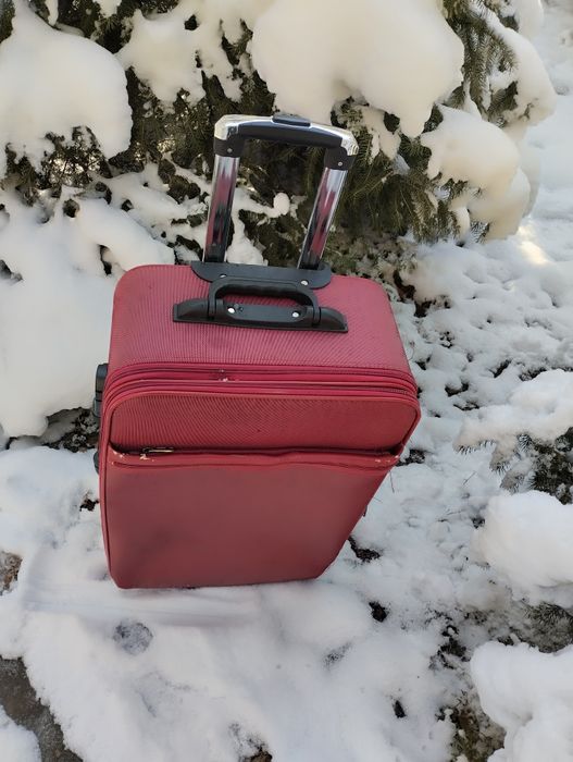 Чемодан среднего размера.