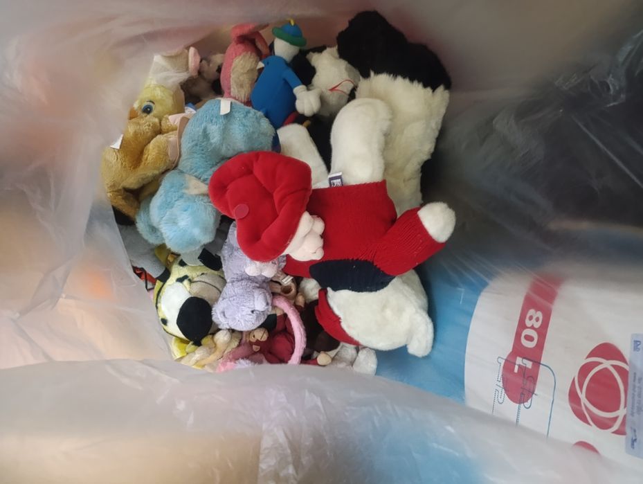 Много плюшени играчки