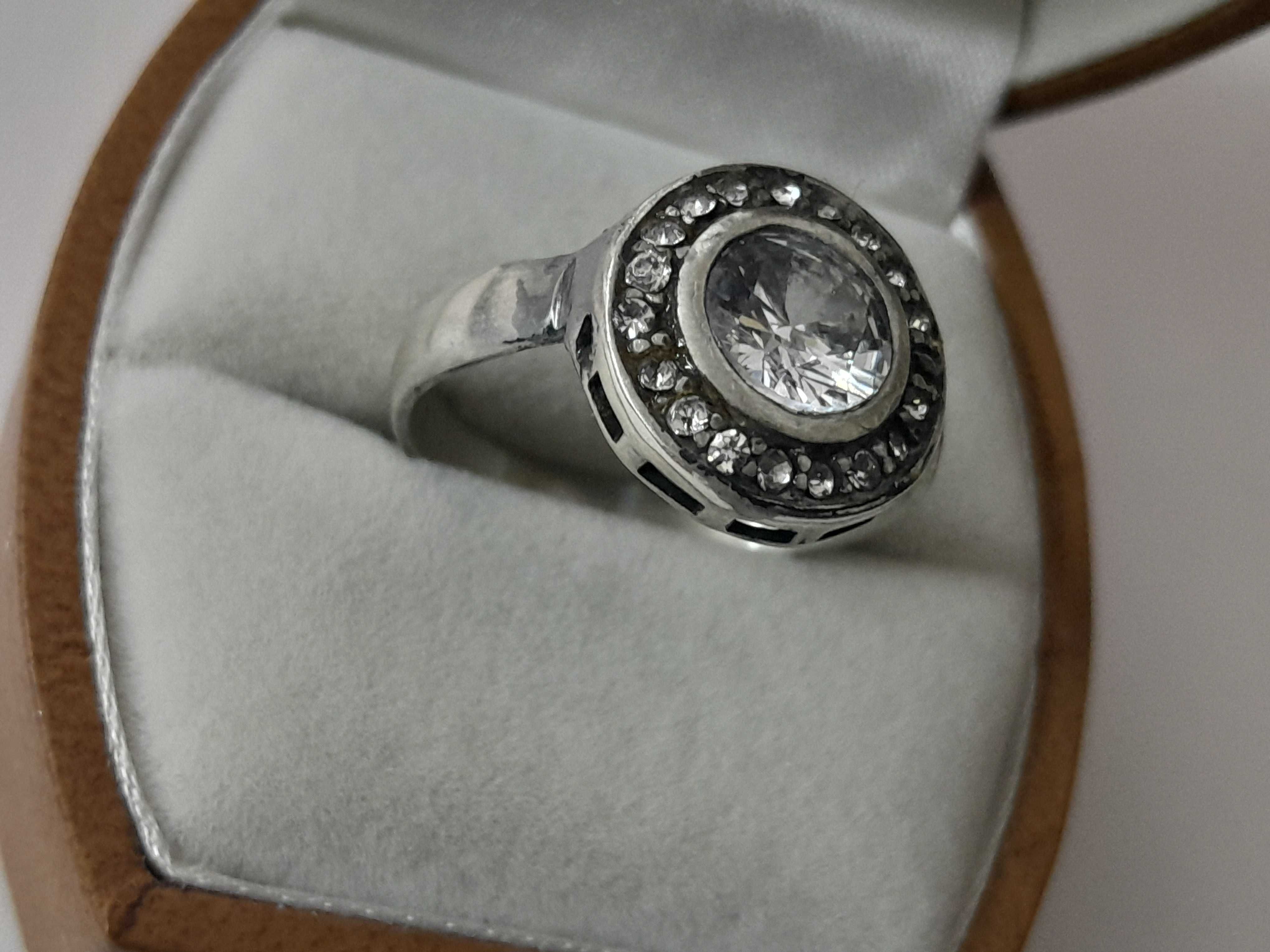 Inel vechi argint 925 marcat - piatră centrală/anturaj safire albe