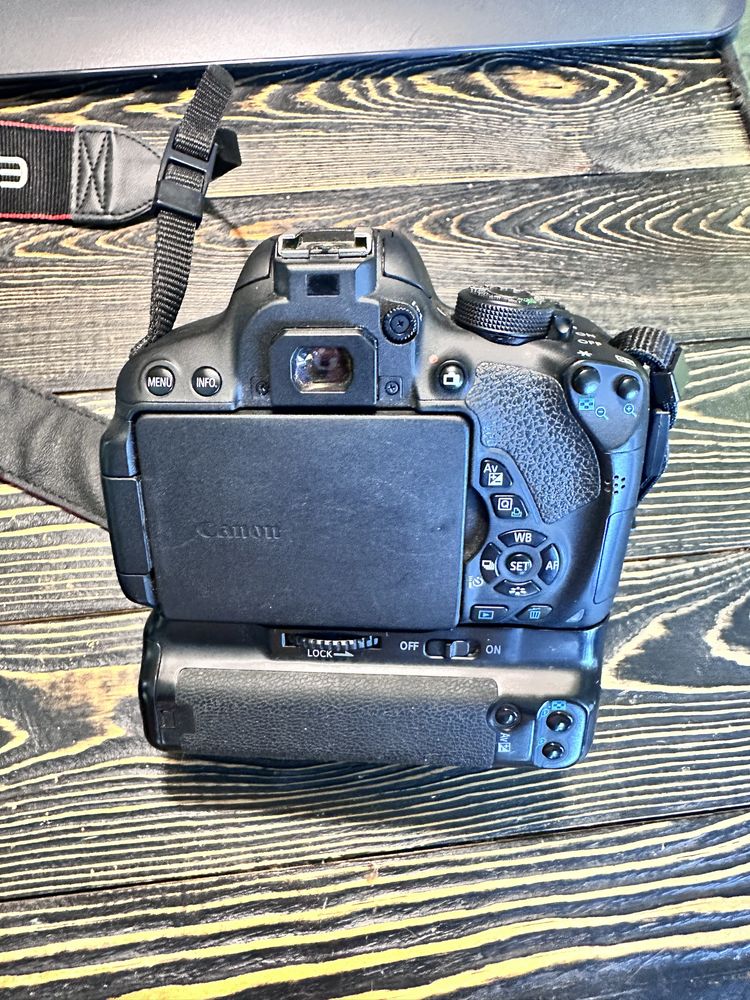 Canon 700D с обьективом 50mm и вспышкой
