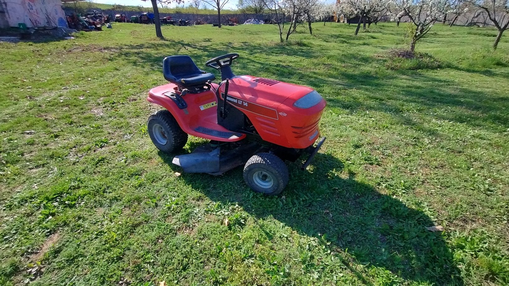 Tractoras tuns iarba Jonsered LT14