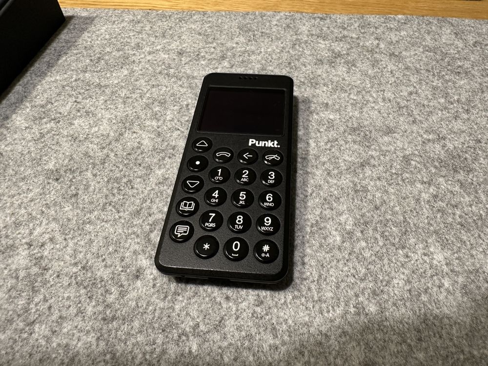 Продавам телефон Punkt. MP02 2nd. Gen.  и зарядна станция Punkt. UC01