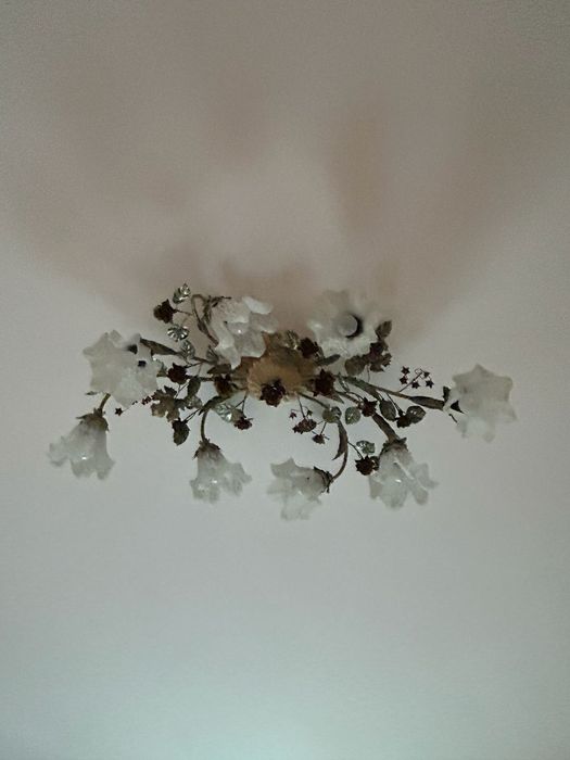 Продам люстру восьмирожковую