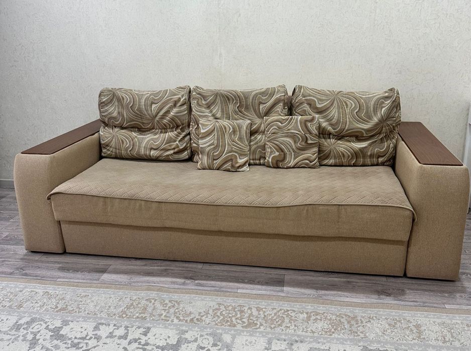 Продам диван в гостингую