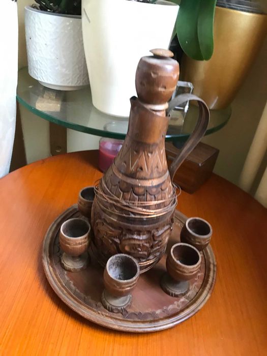 Продавам дървен сервиз с дърворезба  за ракия