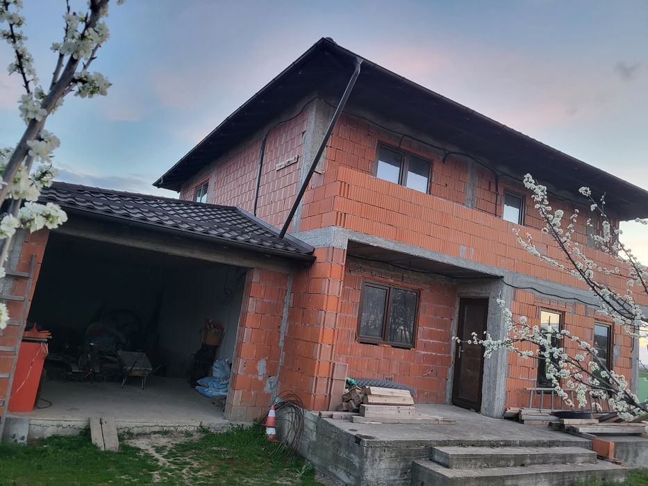 Casa la rosu proiect nou Calinesti Arges