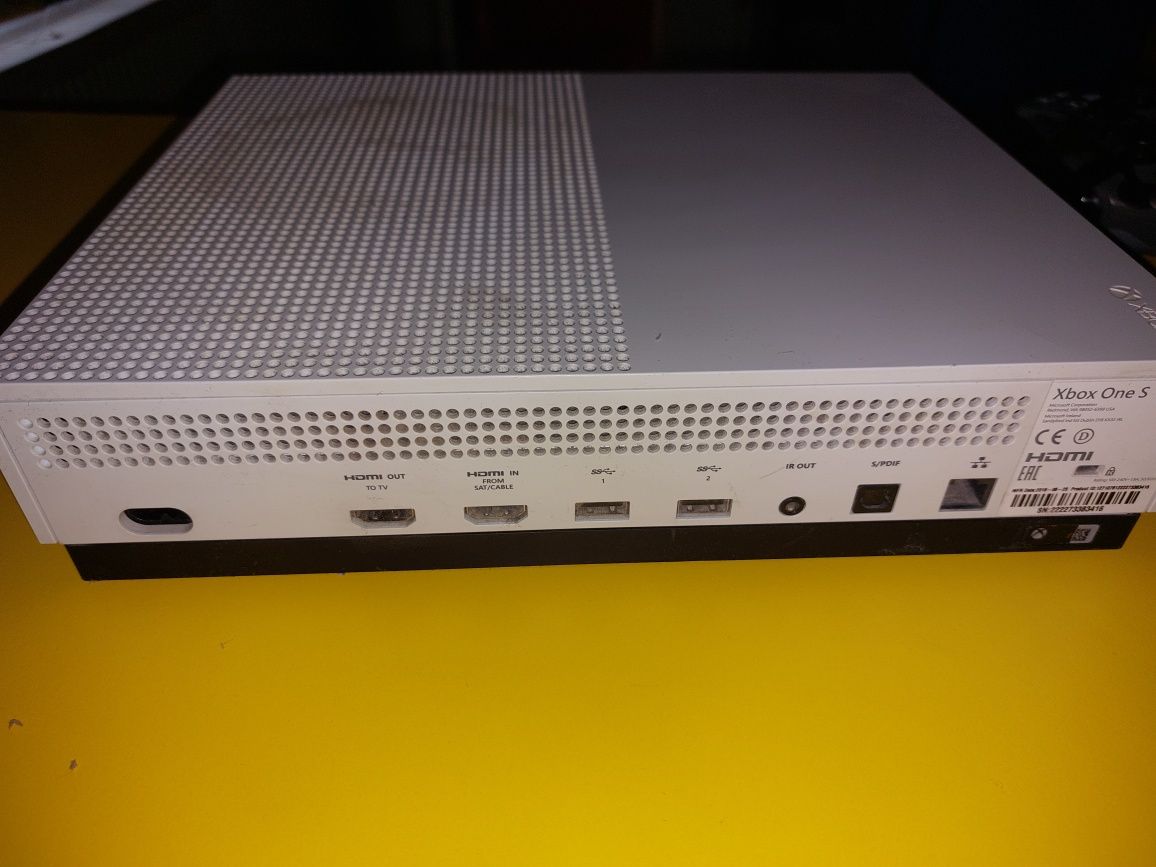 Vând consolă Xbox One S