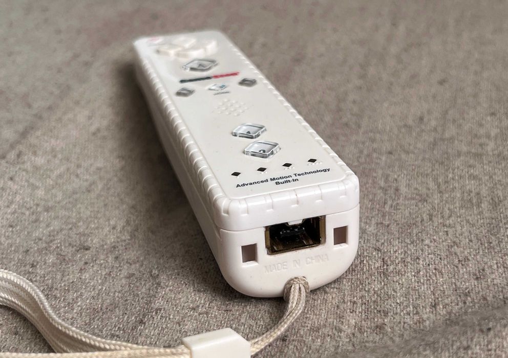 Controller Wii compatibil GameStop cu MotionPlus integrat