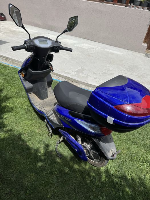 Vand scuter electric fara permis