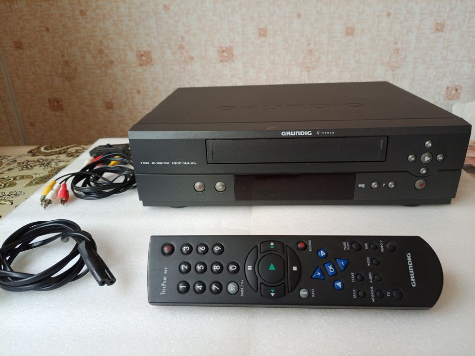 Видеомагнитофон немецкий " GRUNDIG" в комплекте, Б/У. 500тыс. сум.