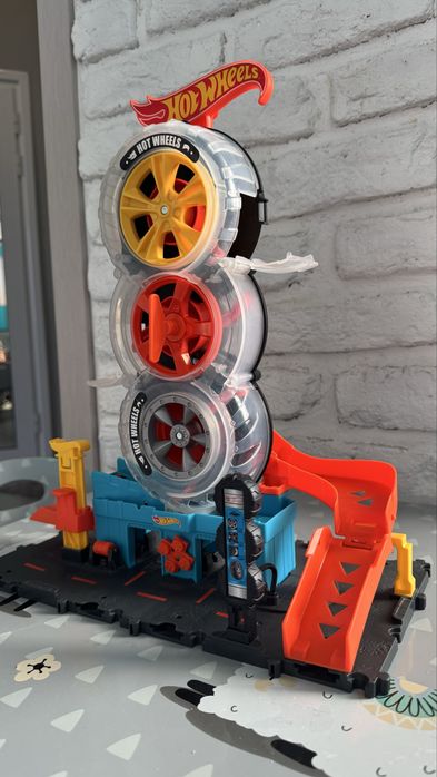 Hot Wheels City - Комплект ултра модерен градски център за гуми