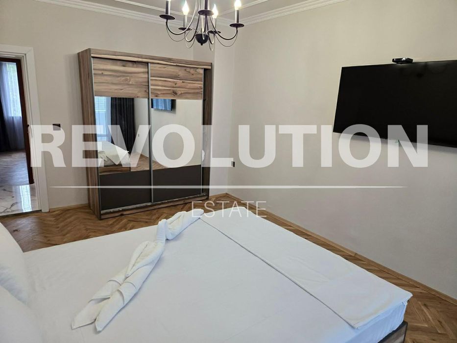 Тристаен апартамент в района на Цветен квартал!