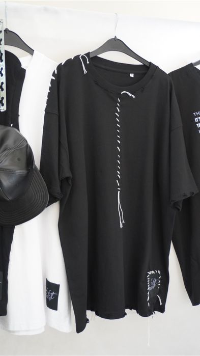 Тениска Oversized/66th с ръчно зашити конци.