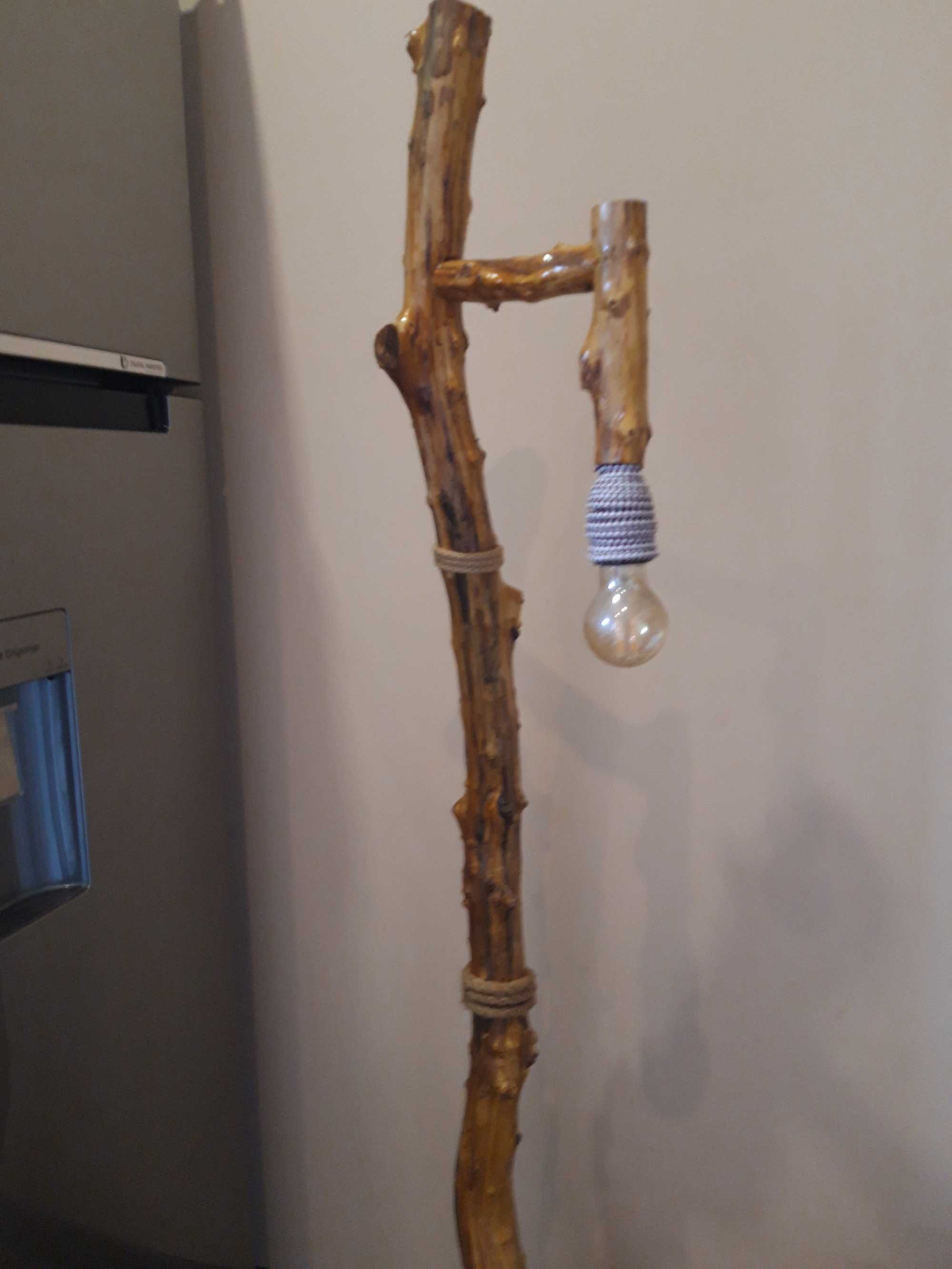 Ефектна дървена лампа