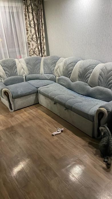 Продам угловой диван с креслом