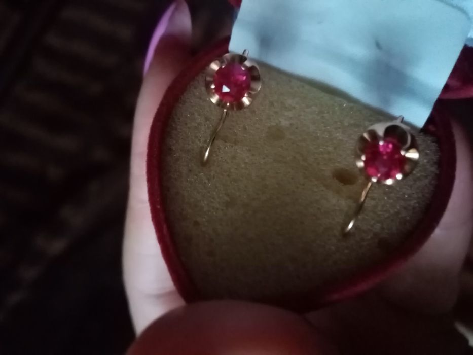 Золотые серьги с настоящим рубином