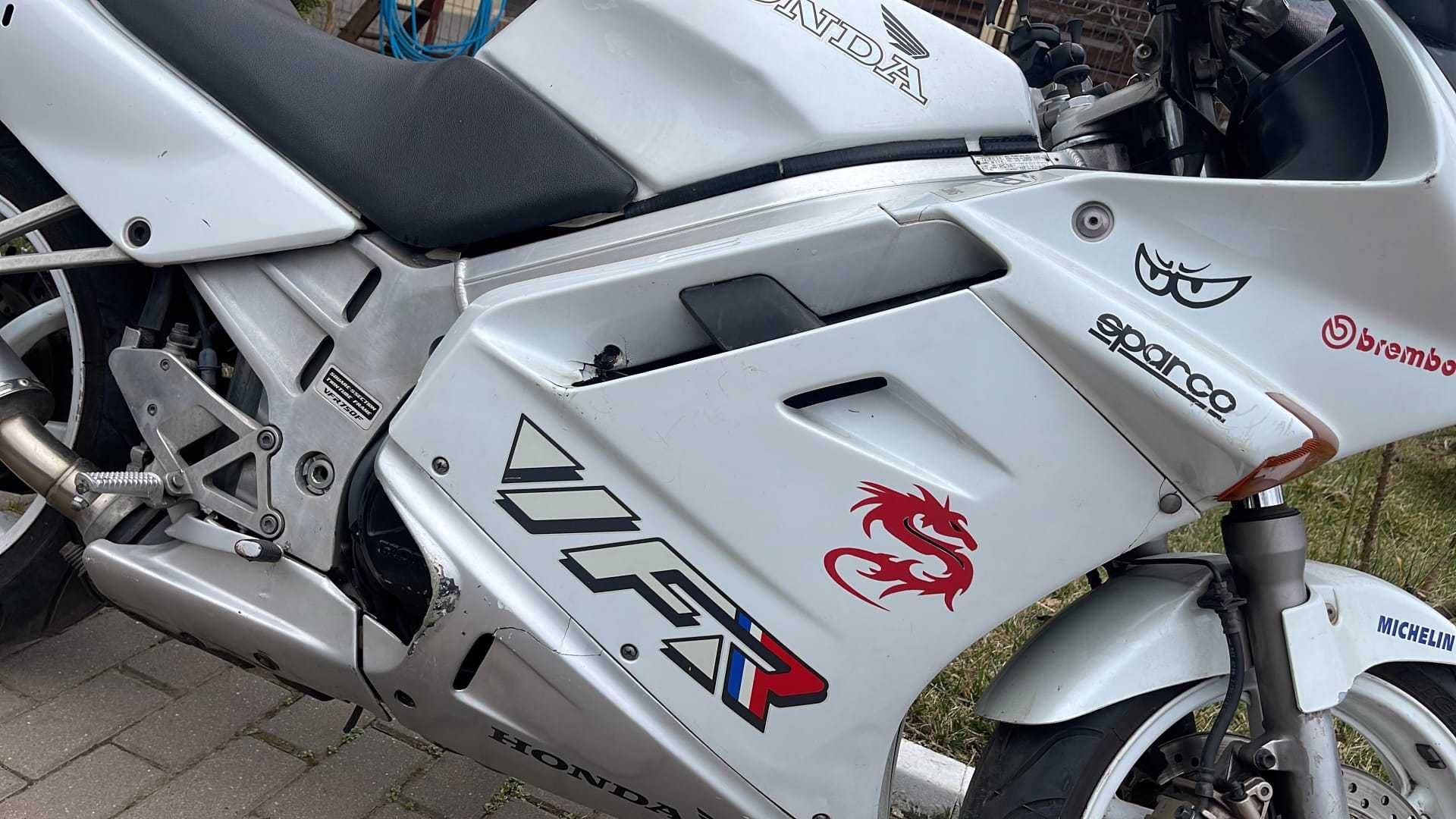 Motocicleta Honda VFR 750