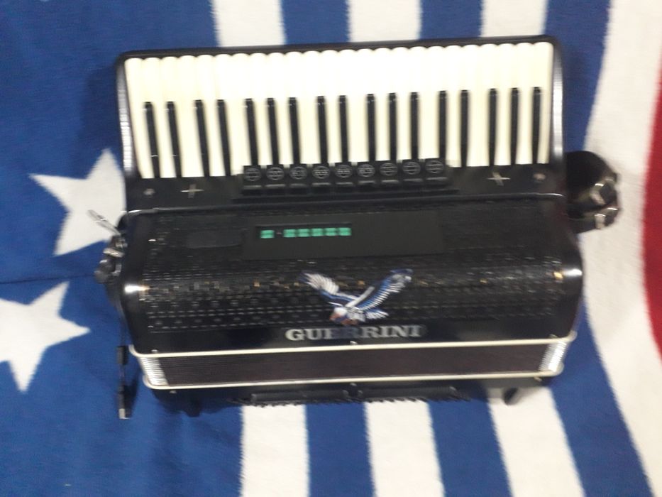 Vind acordeon Italian cu midi stare f buna  are midi moga