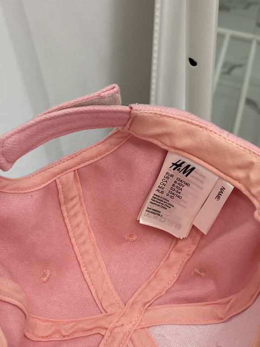 Розова шапка с козирка и пух