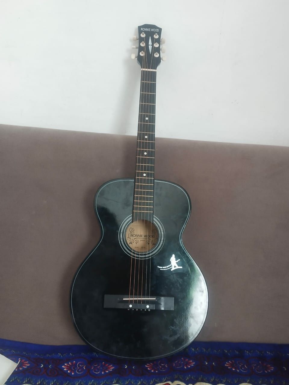 Гитара чёрный цветь