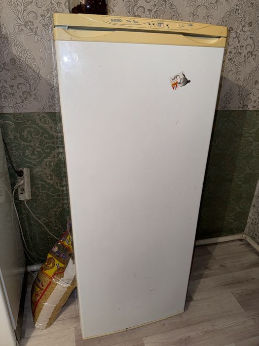 Продам морозильник дешево. Нужно залить фрион.