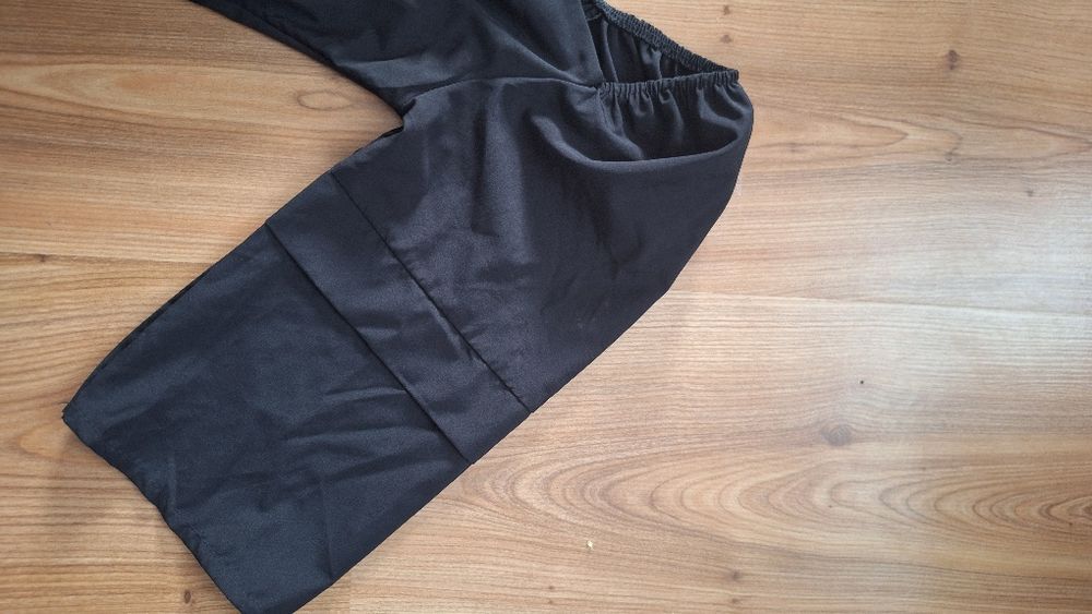 Черна къса рокля с квадратно деколте