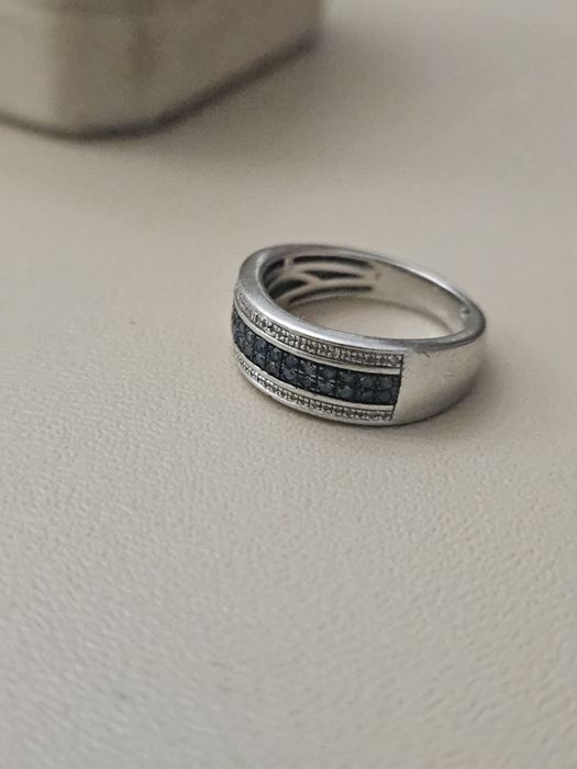 Сребърен пръстен с диаманти.