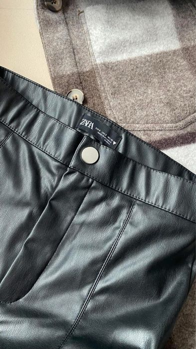 Zara черен кожен клин