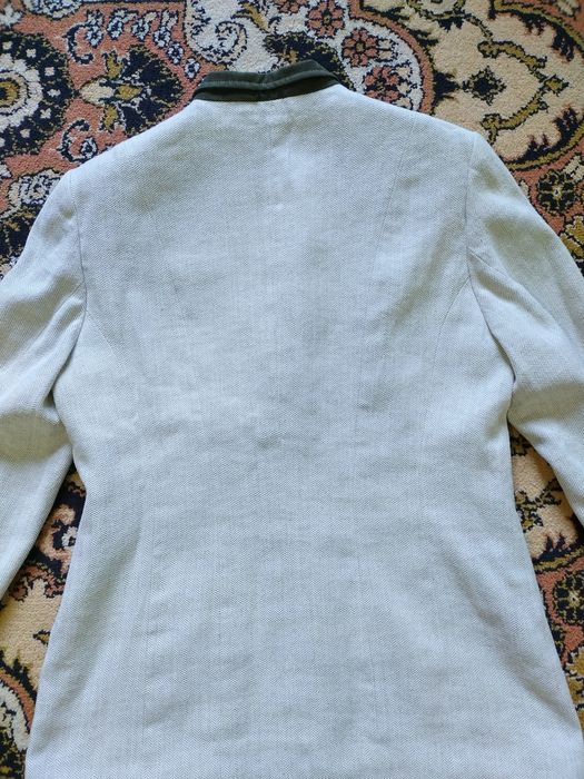 L. Sacou damă cu motive populare germane.