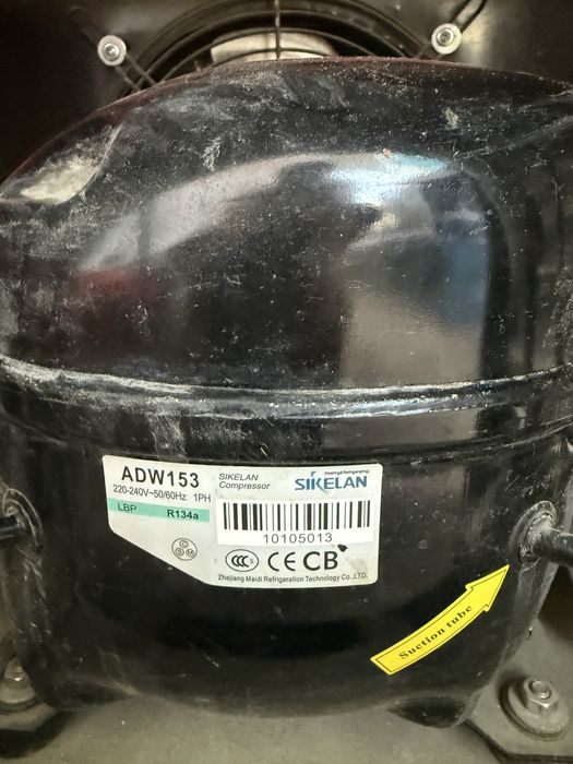 Продается витринный холодильник