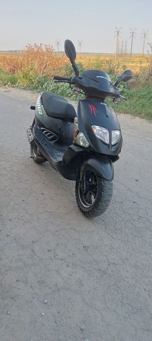 Vînd scuter foarte întreținut accep orice distanță ori unde ar fi