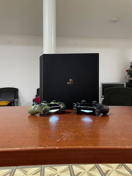 PlayStation 4 Pro (1TB) в идеальном состоянии!