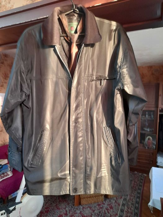 Запазено 3/4 яке