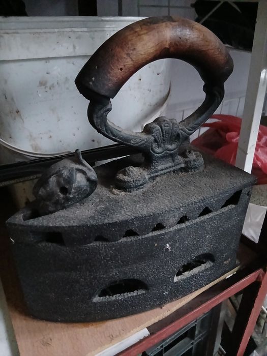 Старинна, ретро ютия