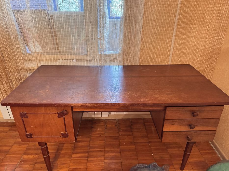 Румынская стенка в комплекте два стола.