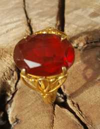 Позлатен пръстен с камък корунд
