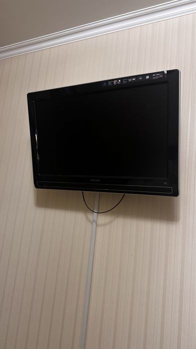 Телевизор Philips с кронштейном