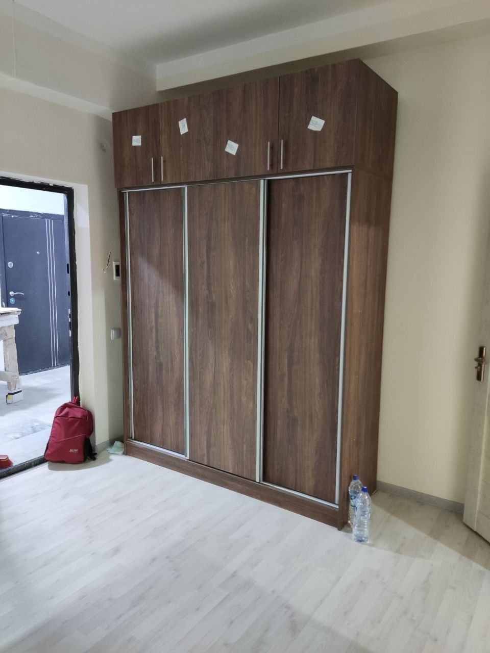 Yangi xayot Nur xayot 
1/8/10
300$ 
Pardasi bor Gilam Holodinik Kir mo