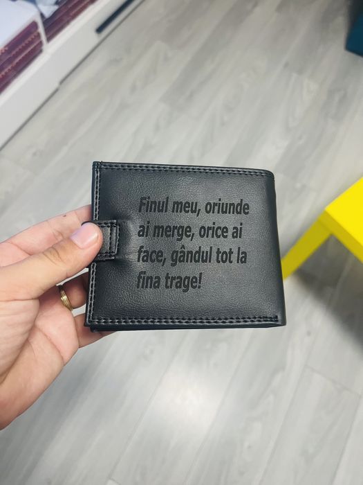 Portofel gravat se personalizeaz cu text/poza